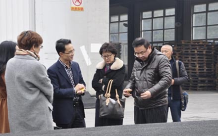 國(guó)際光纖傳感技術(shù)領(lǐng)域著名學(xué)者饒?jiān)平淌?、市?jīng)信委蔣處長(zhǎng)等一行到公司進(jìn)行考察調(diào)研